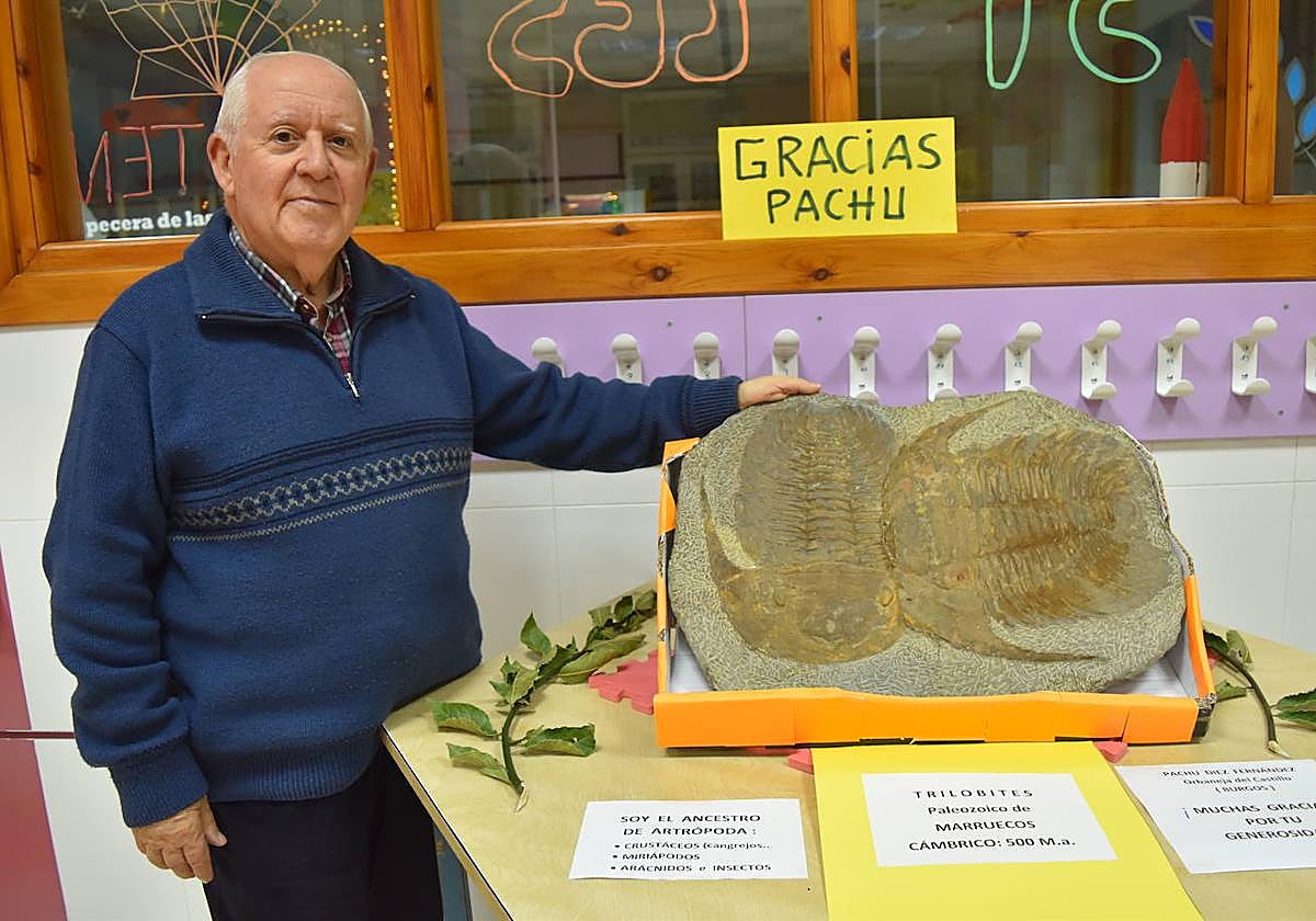 El hermano menesiano Gil Rozas posa con uno de los fósiles de la exposición.