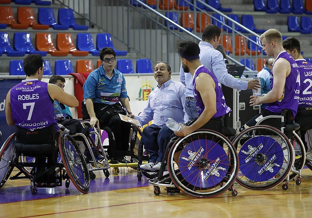 José Antonio de Castro da instrucciones en un tiempo muerto.