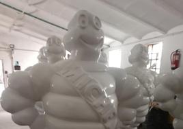 Figuras de Bibendum que fueron destrozadas por los vándalos y reparadas por Michelin para su exposición callejera.