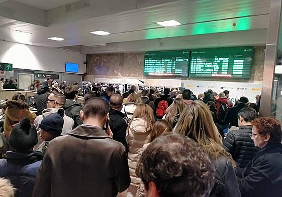 Viajeros agolpados en la estación de Chamartín, este viernes.