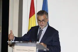 El periodista Carlos Alsina ofrece un discurso durante el acto de entrega del Premio de Periodismo Francisco Cerecedo en su XL edición.
