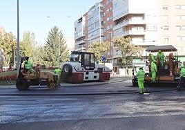 Asfaltado de la rotonda de la Huerta de Guadián, el pasado mes de octubre, tras la canalización de la red de calor.