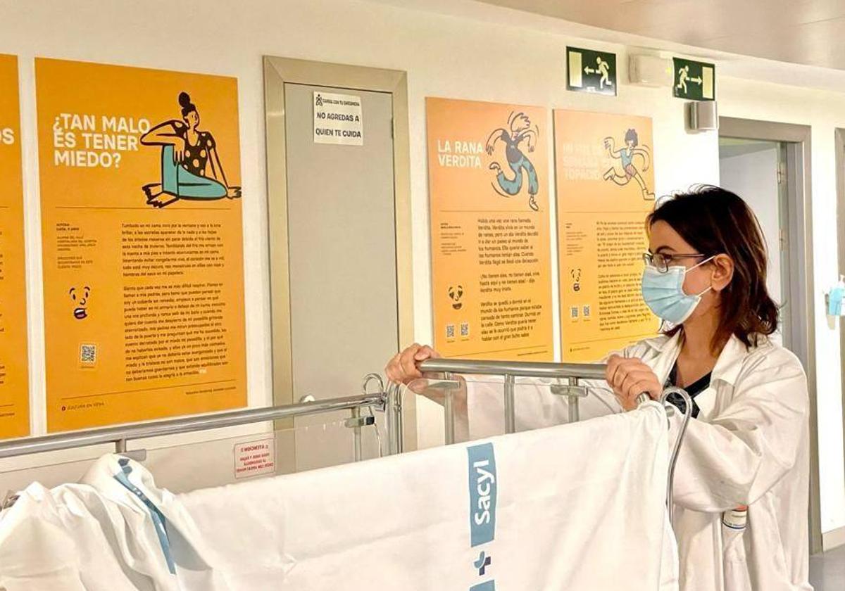 Una trabajadora de la Gerencia de Segovia contempla algunos de los paneles con cuentos de la exposición que acoge el Hospital General.