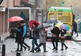 Viandantes con paraguas durante el aguacero del viernes.