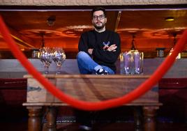 Eduardo Machín, gerente del Moss Club, en una zona vip de la discoteca.