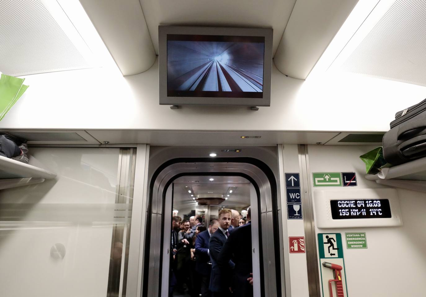 El tren inaugural roza los 200 kilometros/hora en el túnel, que se muestra en la pantalla superior del vagón.