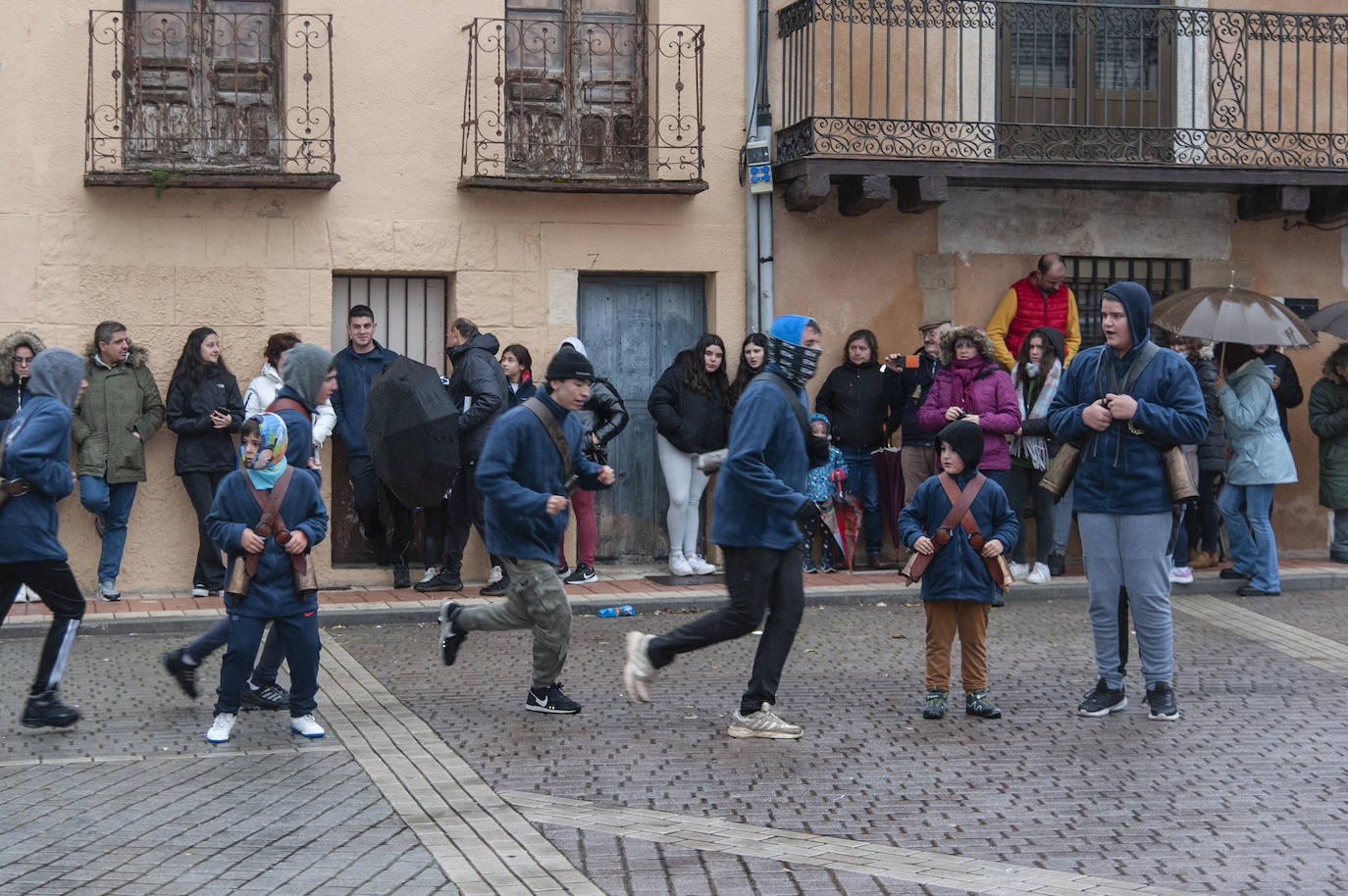 La cencerrada de San Andrés en Prádena, en imágenes