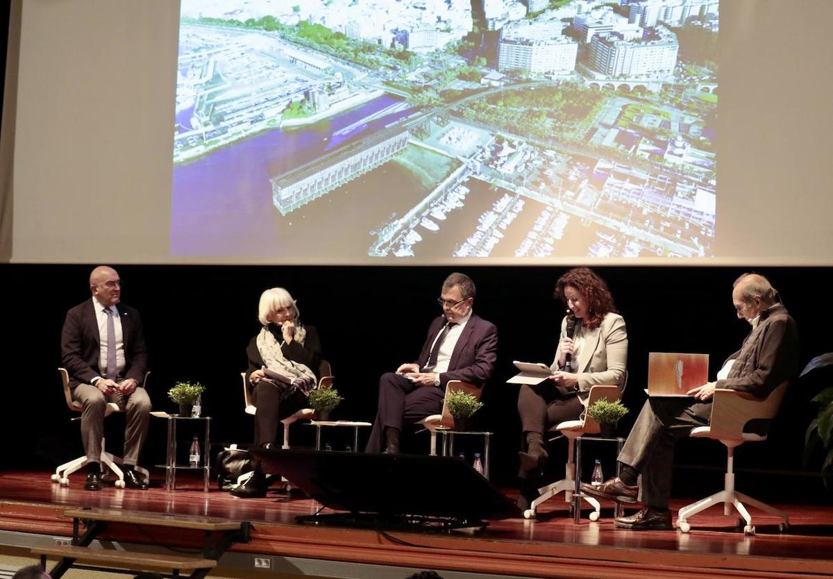 Participantes en la mesa del foro 'El soterramiento, casos de éxito' que se ha celebrado en Valladolid.