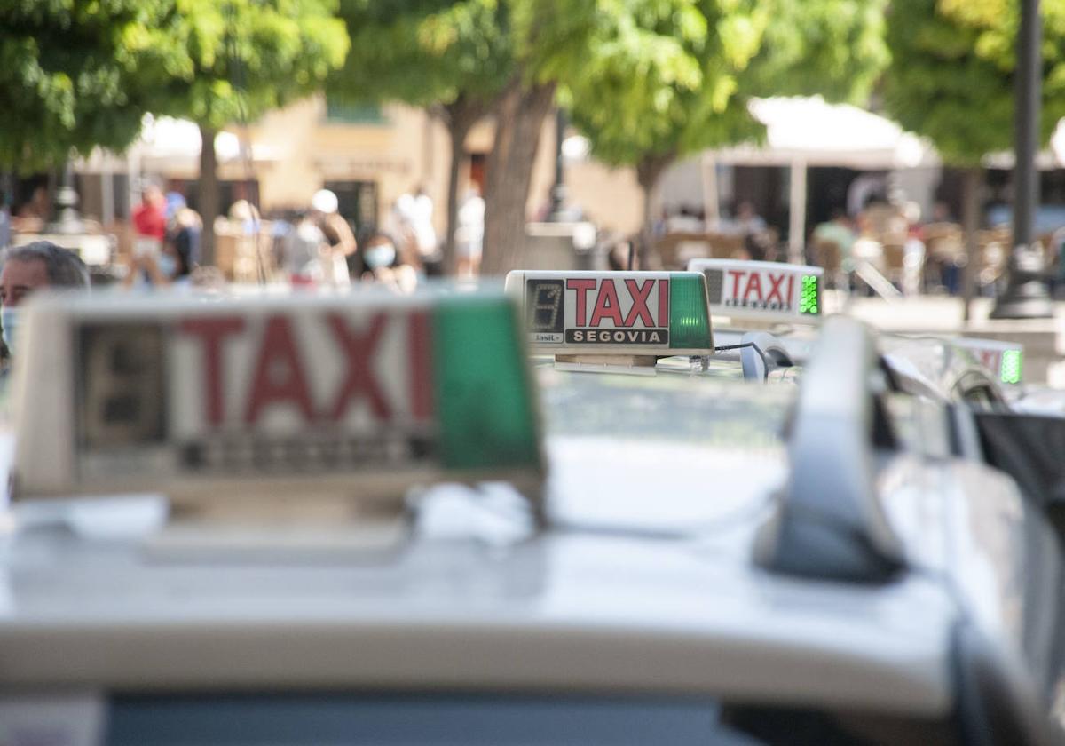 Taxis con la luz verde encendida dispuestos a recoger viajeros en Segovia.