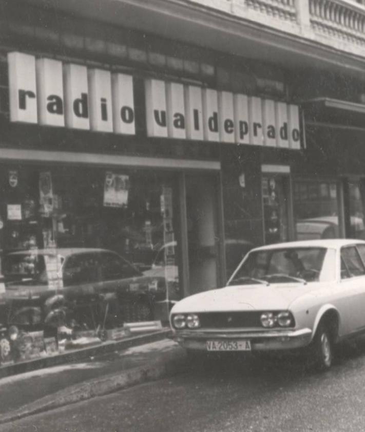 Imagen secundaria 2 - Arriba, Radio Valdeprado, en el número 14 de Núñez de Arce en los años cincuenta. En las dos fotografías de abajo, Radio Valdeprado es su actual ubicación, en el número 2 de Montero Calvo.