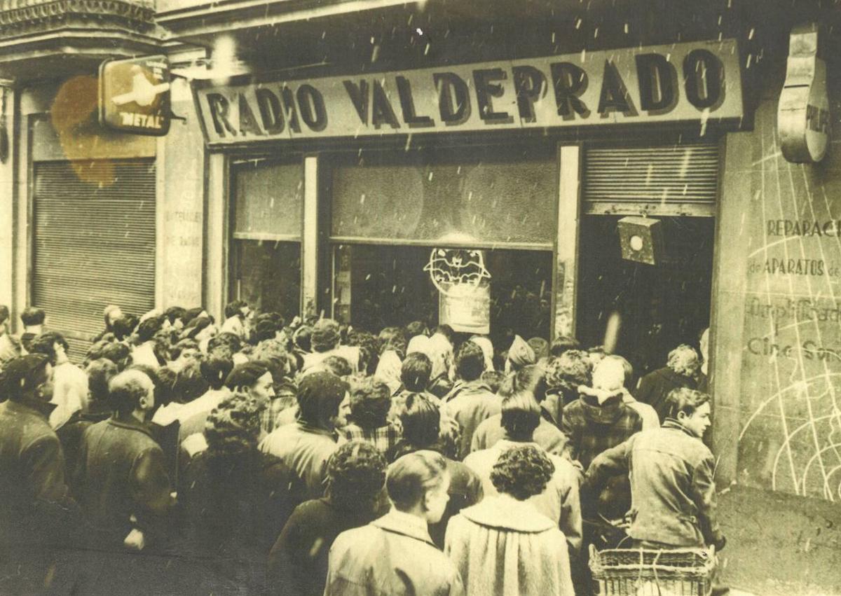 Imagen secundaria 1 - Arriba, Radio Valdeprado, en el número 14 de Núñez de Arce en los años cincuenta. En las dos fotografías de abajo, Radio Valdeprado es su actual ubicación, en el número 2 de Montero Calvo.