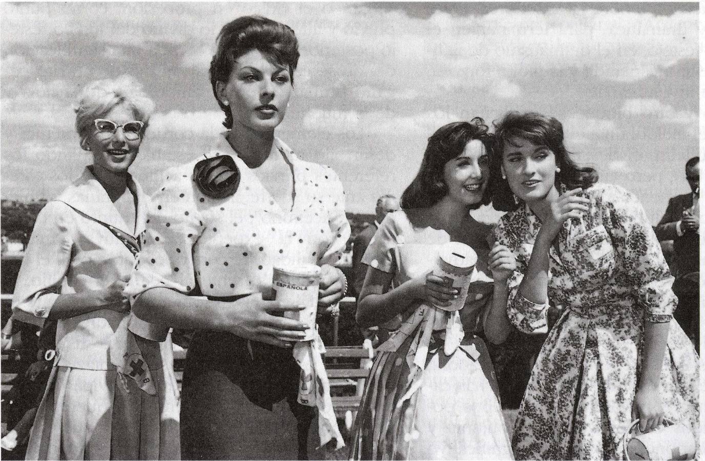 En una escena de 'Las chicas de la Cruz Roja', película de 1958 protagonizada por Concha Velasco, Katia Loris, Luz Márquez, Mabel Karr y Tony Leblanc.