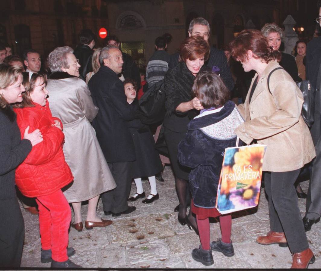 Concha Velasco saluda a una niña a su llegada a la Catedral para dar el pregón de Semana Santa en 1999