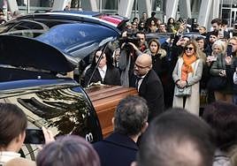 Llegada del féretro de Concha Velasco a la capilla ardiente