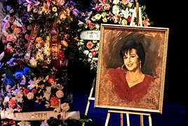 Un retrato de la actriz vallisoletana y decenas de coronas de flores, en la capilla ardiente de Concha Velasco en el teatro La Latina de Madrid.