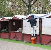 Solo ocho comerciantes abren sus casetas en las primeras horas del Paseo de la Navidad