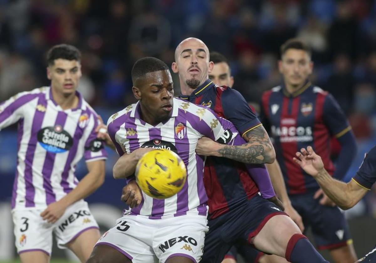 Oriol Rey sujeta a Cédric durante el Levante-Real Valladolid de este sábado.