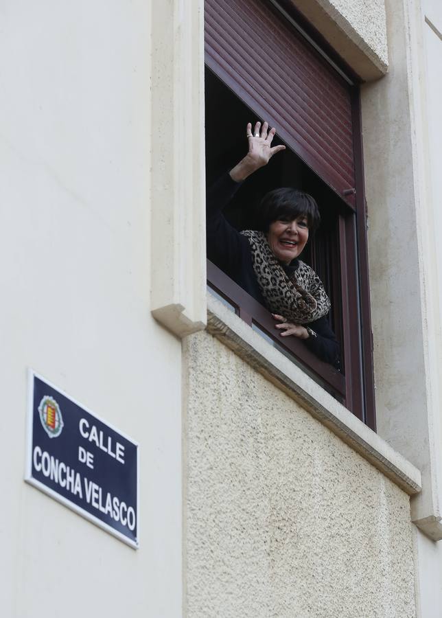 La actriz Concha Velasco saluda desde un piso durante la visita a la calle que lleva su nombre en Valladolid