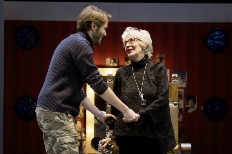 Manuel Velasco dirige a su madre Concha Velasco en el ensayo de la obra 'Funeral' en Madrid.