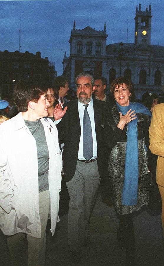 Henar Sastre captó esta imagen en el año 2000 mientras paseaba por la Plaza Mayor de Valladolid junto a los políticos Tomás Rodríguez Bolaños, Cristina Agudo e Iratxe García.