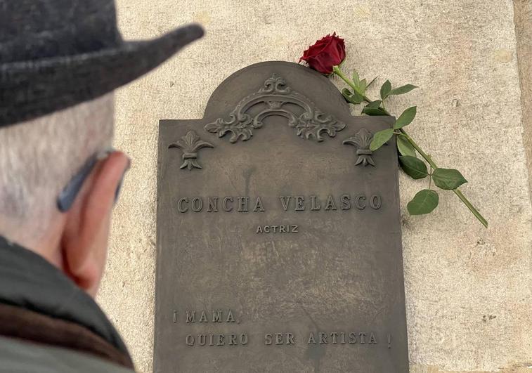 Un hombre mira la placa dedicada a Concha Velasco en el Teatro Calderón de Valladolid.