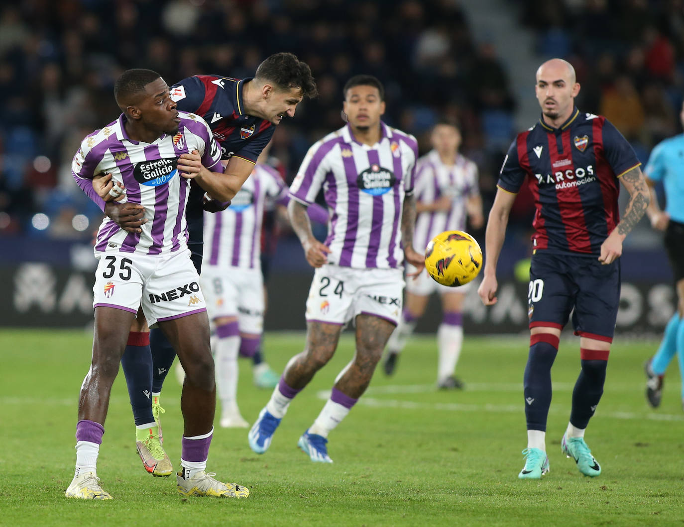 El partido entre el Levante y el Real Valladolid, en imágenes