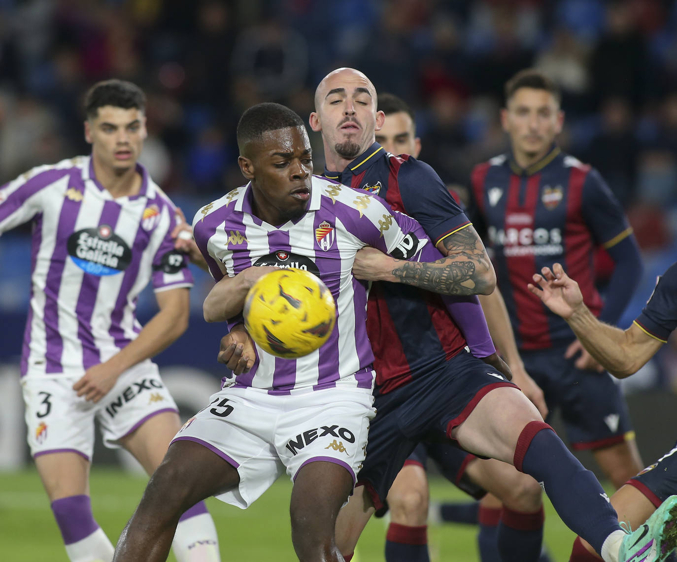 El partido entre el Levante y el Real Valladolid, en imágenes