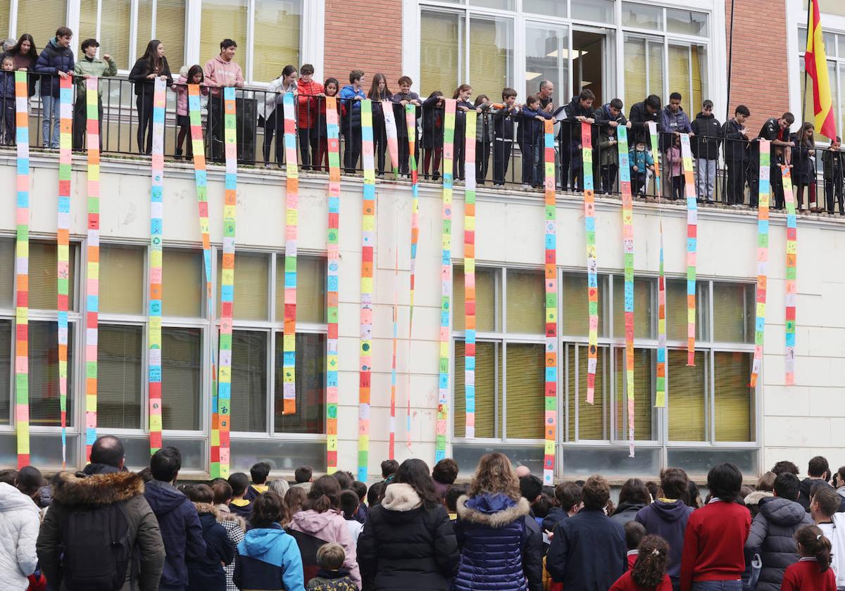 Los alumnos del colegio lanzan los mensajes desde el balcón.