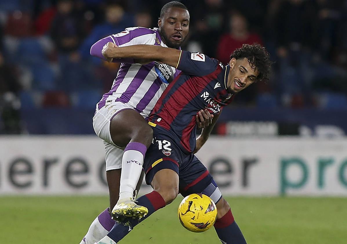 Boyomo presiona a Fabricio.