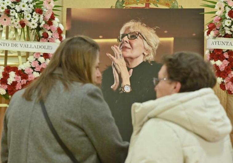 María Ángeles Moralejo, a la izquierda, firma el libro de condolencias en Valladolid.