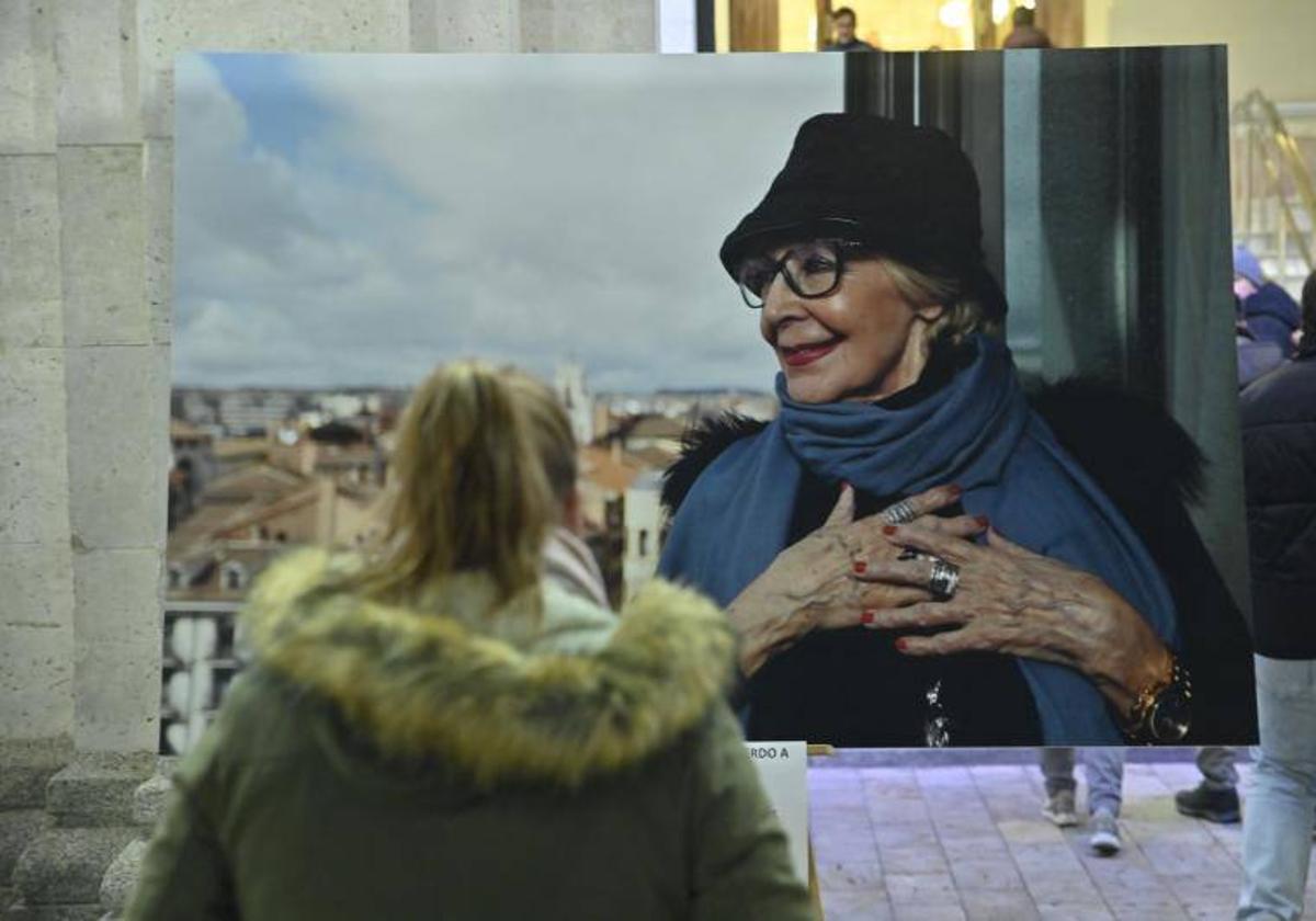 Una mujer contempla una fotografía de Concha Velasco, este sábado en el Ayuntamiento de Valladolid.