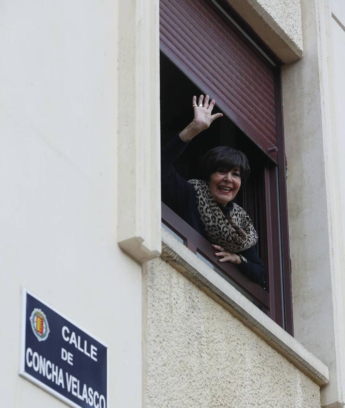 Imagen secundaria 2 - Concha Velasco recibe la Medalla de Oro de Valladolid en 2017. La actriz vallisoletana pregona la SEmana Santa de su ciudad natal. Concha Velasco, en la calle que lleva su nombre.