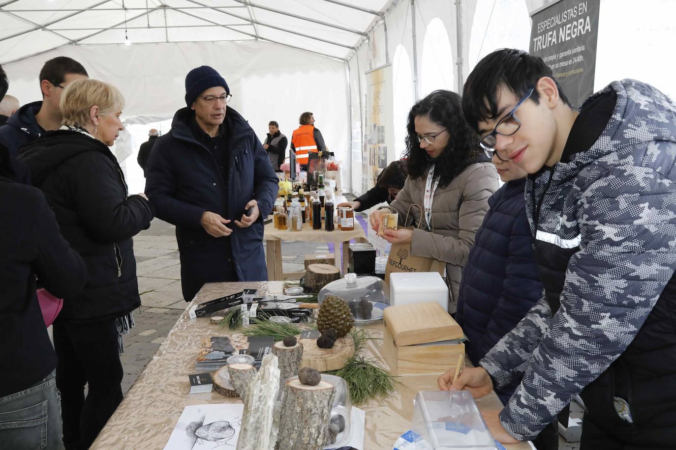 La III Feria de la Trufa de Cogeces del Monte, en imágenes