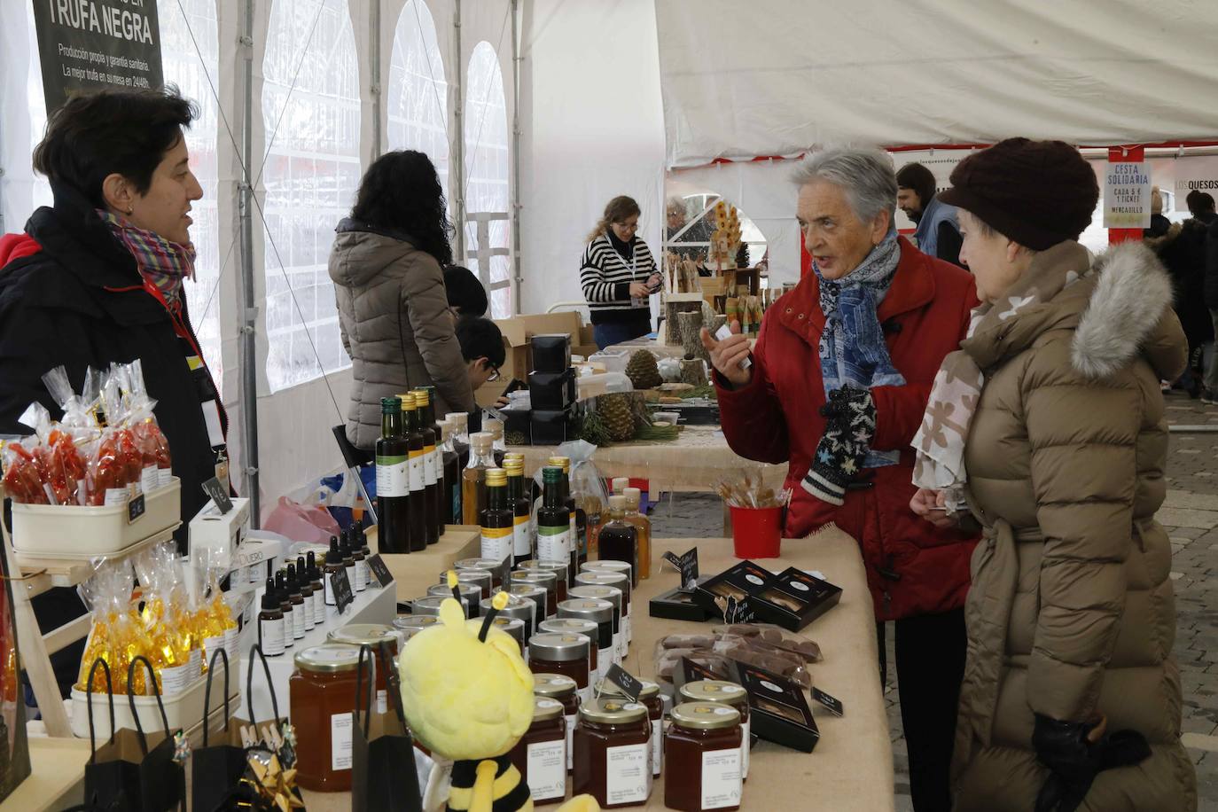 La III Feria de la Trufa de Cogeces del Monte, en imágenes