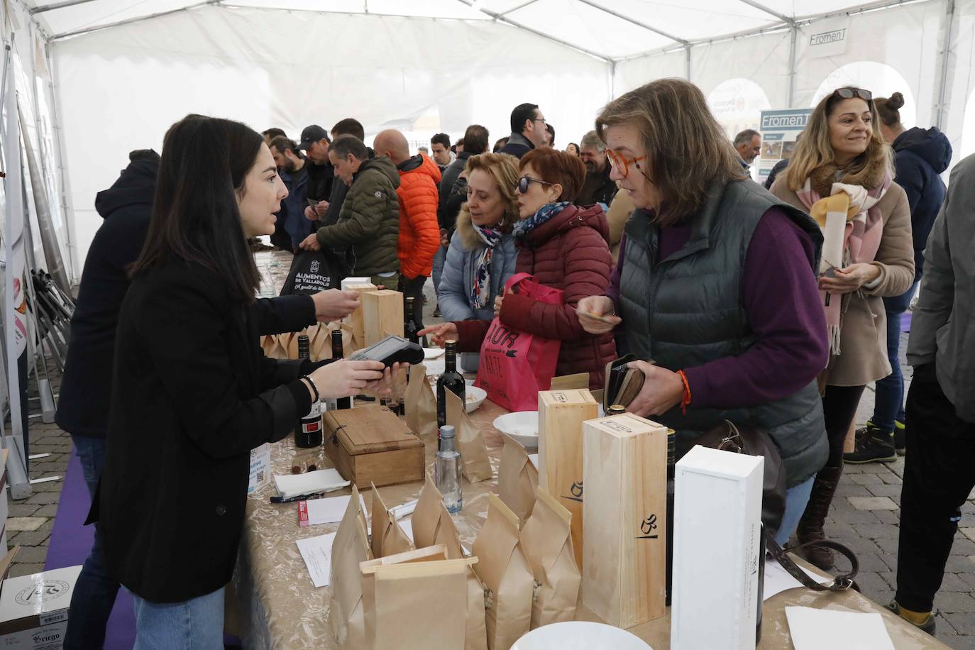 La III Feria de la Trufa de Cogeces del Monte, en imágenes