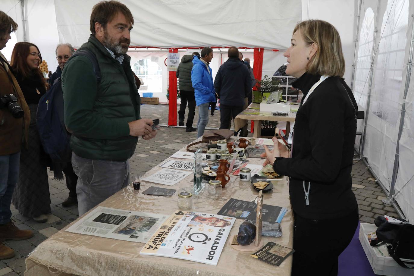 La III Feria de la Trufa de Cogeces del Monte, en imágenes