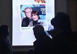 Concha Velasco y José Sacristán, en la fachada del Tetatro Calderón.