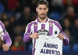 Sergio Escudero, con la camiseta de ánimo para el doctor Alberto López Moreno.