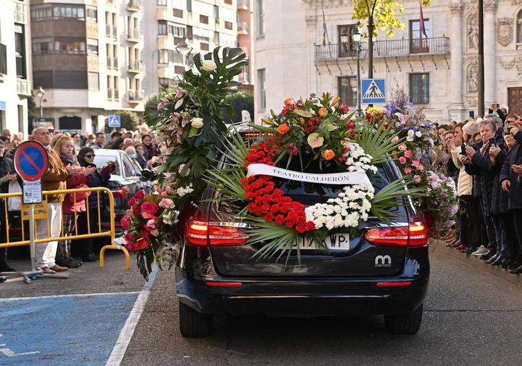 El coche fúnebre, por la plaza de la Universidad camino del cementerio del Carmen.