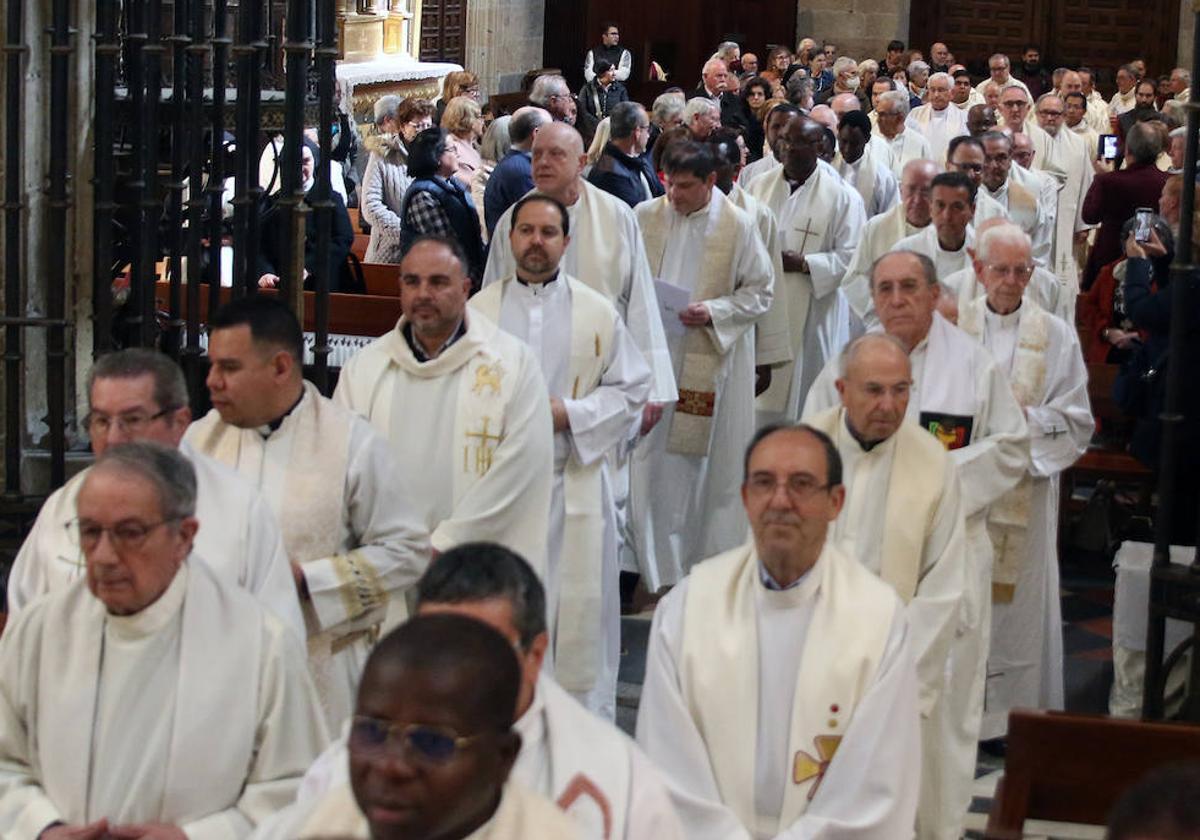 Sacerdotes asistentes a la celebración de la última misa crismal en la Catedral de Segovia.