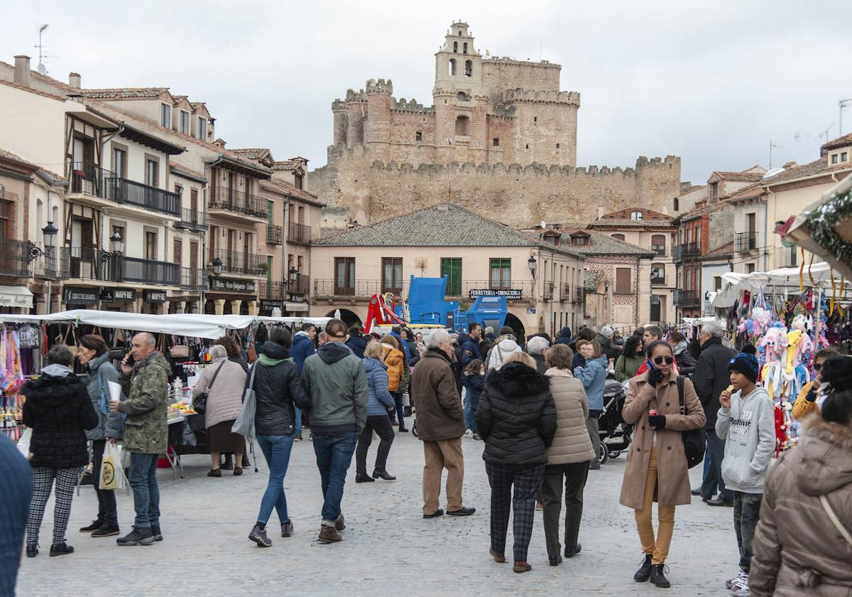 Multitud de personas visitan la feria de Turégano.