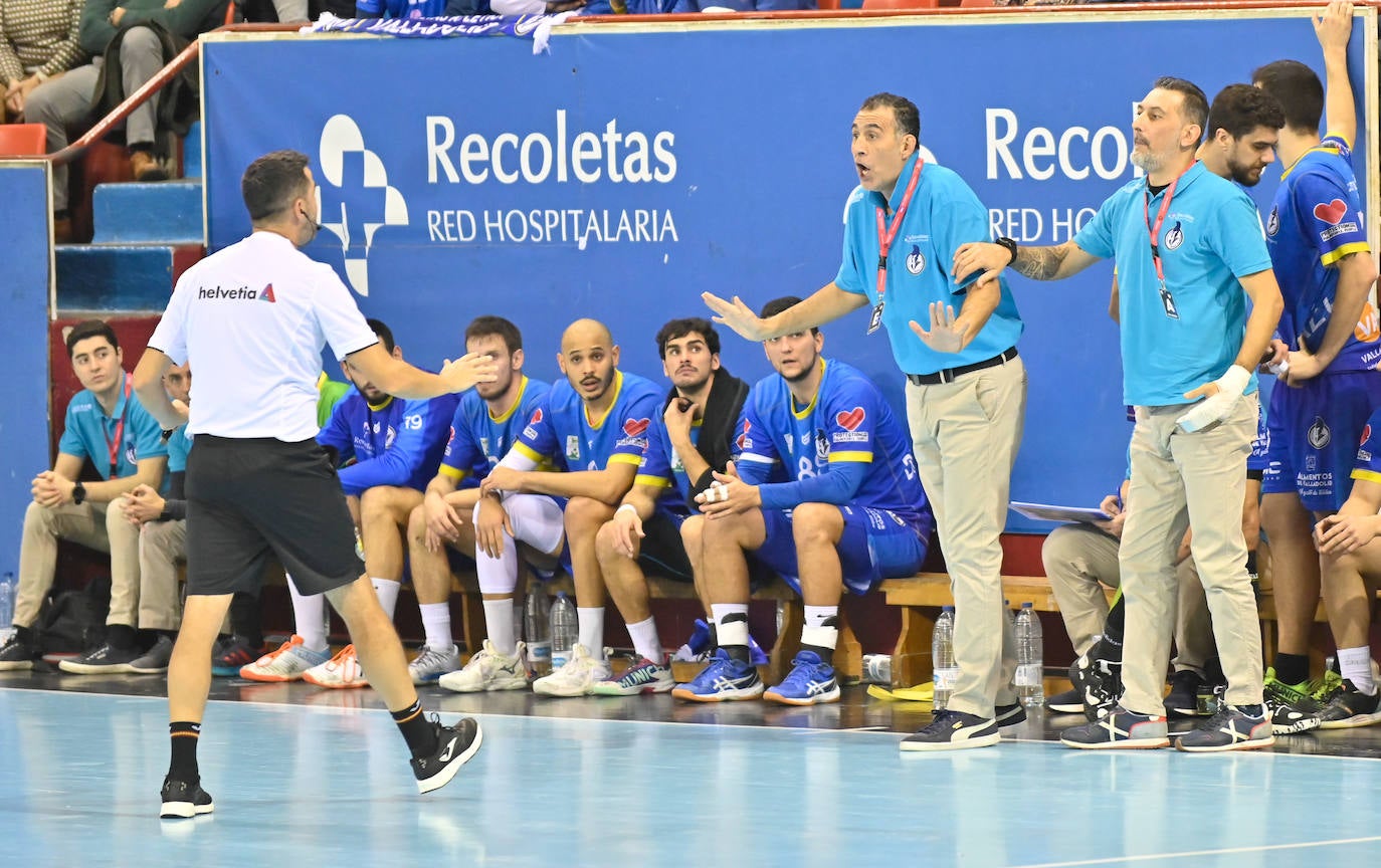 El partido entre el Recoletas y el Blendio Sinfín, en imágenes