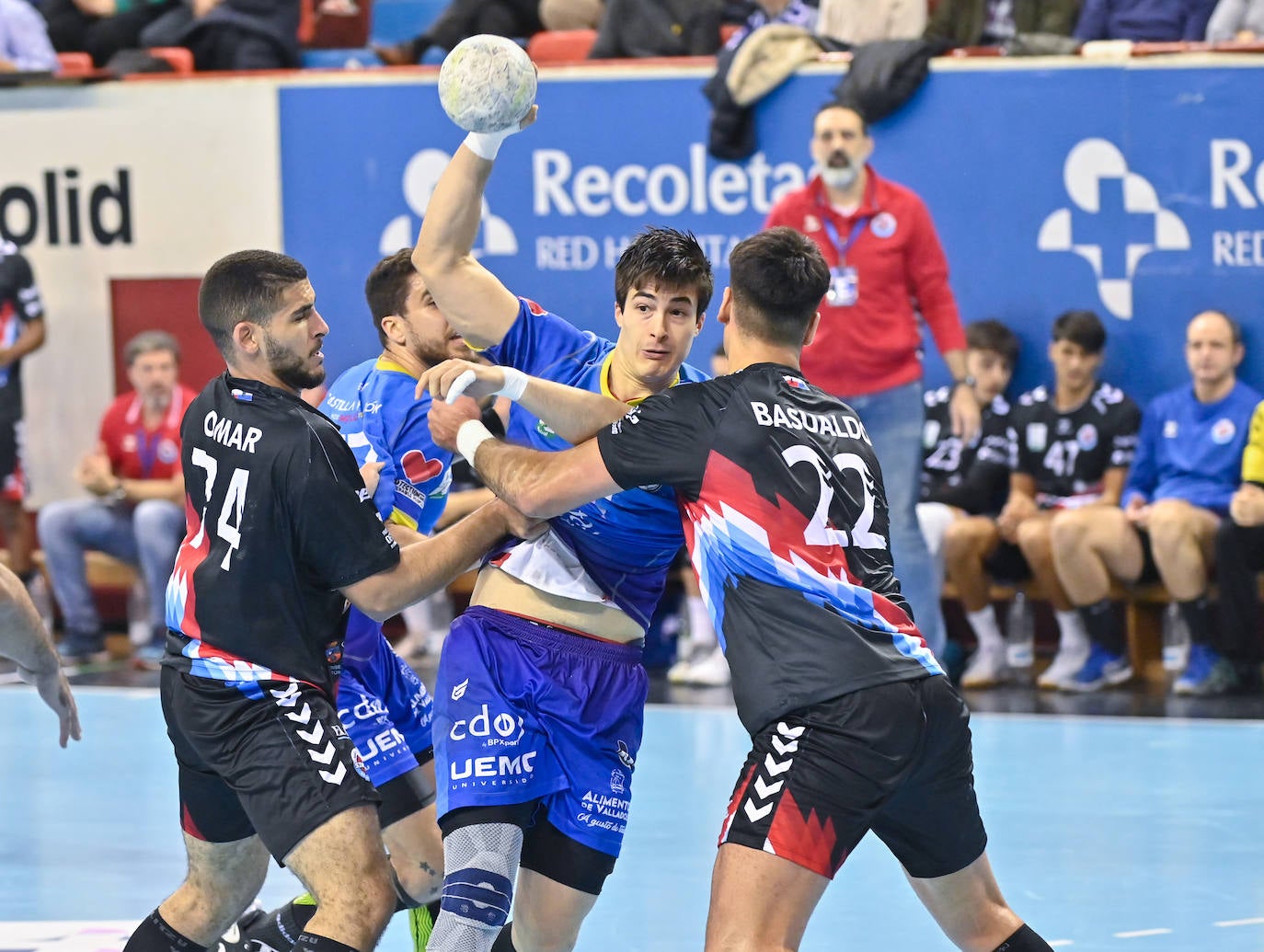 El partido entre el Recoletas y el Blendio Sinfín, en imágenes