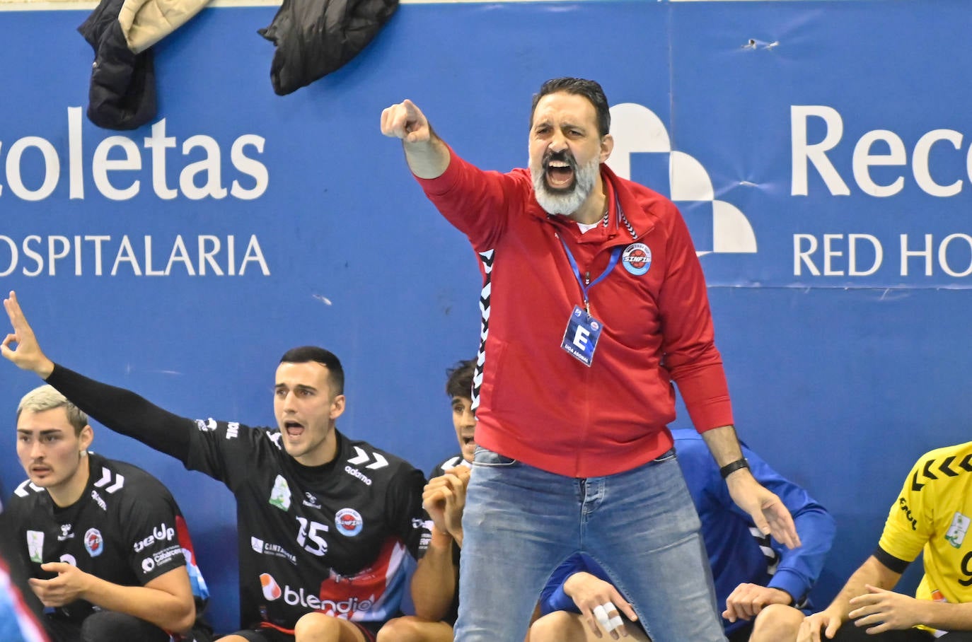 El partido entre el Recoletas y el Blendio Sinfín, en imágenes