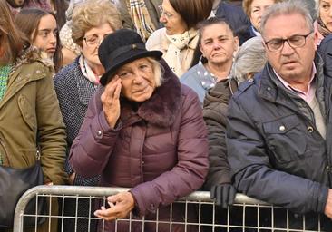 Aplausos interminables y lágrimas anónimas de sus paisanos