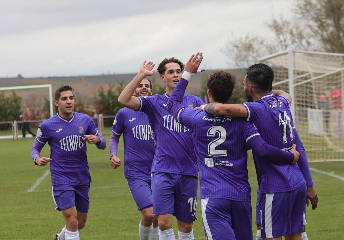 La plantilla del Becerril felicita a Mikel, autor de los dos goles locales, este domingo.