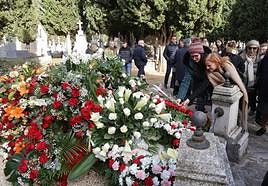 Flores en la tumba de Concha Velasco en Valladolid después de su sepelio.