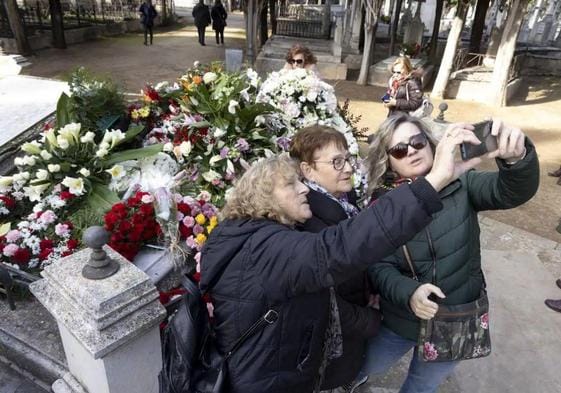 Tres mujeres se hacen un selfie delante de la tumba de Concha Velasco en el Panteón de Ilustres.