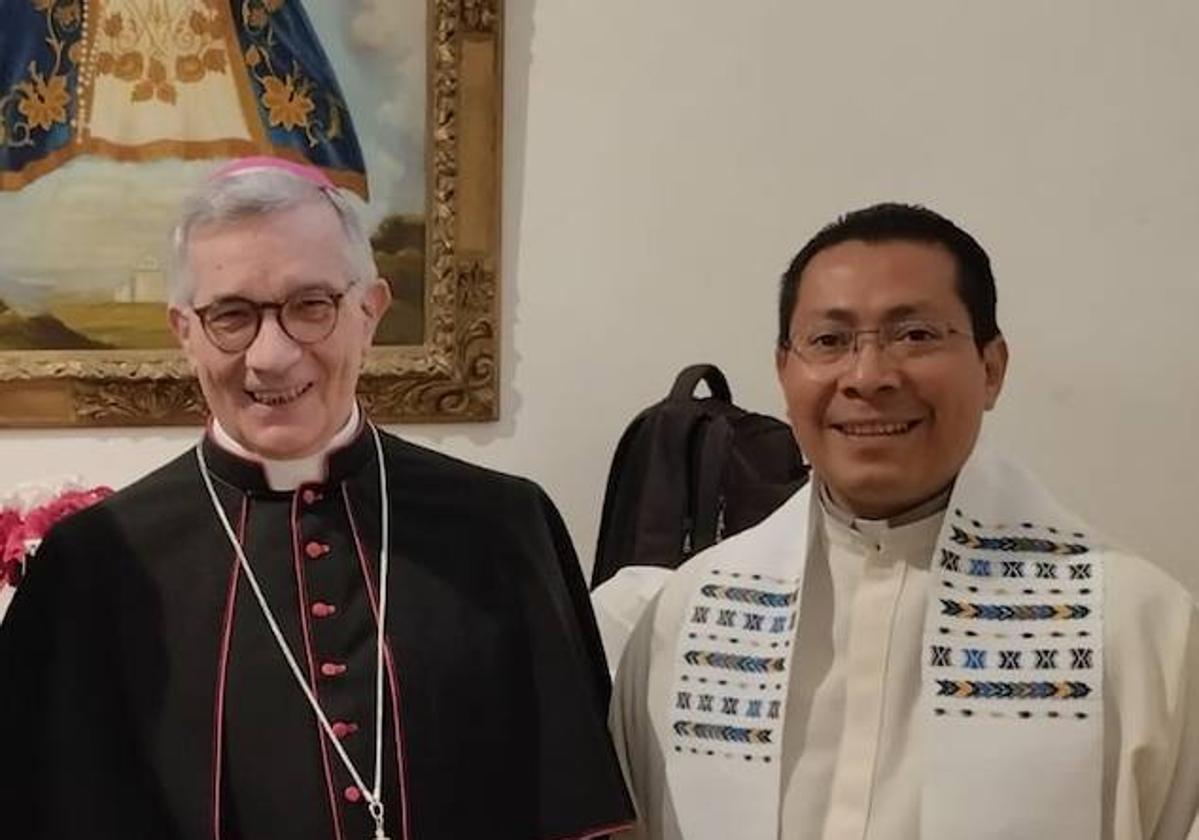 El obispo de Segovia, César Franco, junto al sacerdote de la comarca de Riaza, Edilberto Leonardo López.