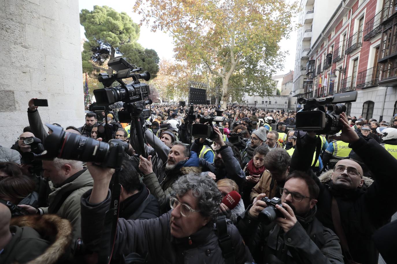 Los periodistas se agolpan a la entrada de la Catedral de Valladolid.